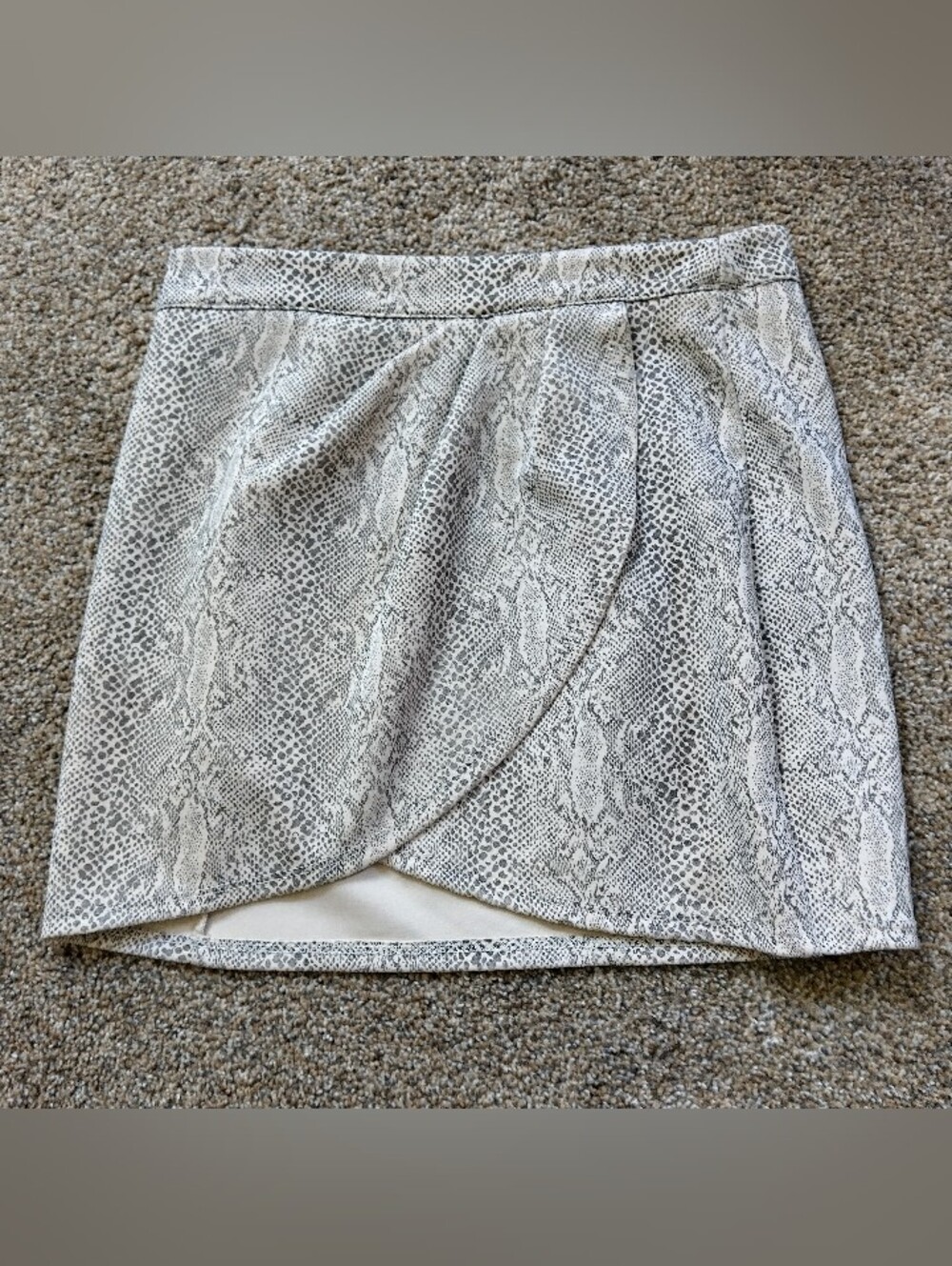 Altar'd State Neutral Snake-Print Mini Wrap Skirt 🐍🩶🖤